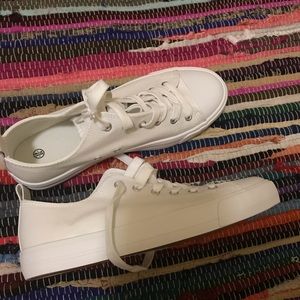 White Sneaker Size 10